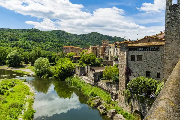 İspanya 'nın Katalonya kentindeki büyüleyici Besalu şehrinin güzel manzarası. Yüksek kalite fotoğraf