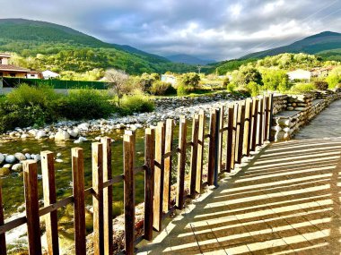 Candeleda, Avila, İspanya 'daki Garganta Santa Maria nehri boyunca yürüyoruz. Yüksek kalite fotoğraf