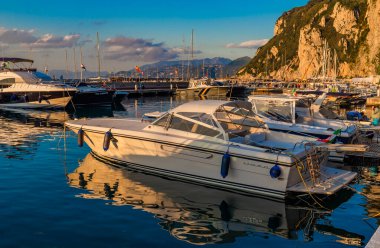Muhteşem Capri Adası, Alamfi Sahili, Napoli Körfezi, İtalya. Yüksek kalite fotoğraf