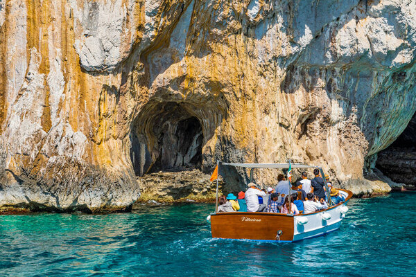 замечательный остров Капри, побережье Амальфи, залив Неаполя, Италия. Высокое качество фото