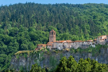 Castellfollit de la Roca, comarca de La Garrocha, Gerona, Katalonya, İspanya. Yüksek kalite fotoğraf