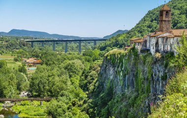 Castellfollit de la Roca, comarca de La Garrocha, Gerona, Katalonya, İspanya. Yüksek kalite fotoğraf