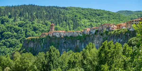 Castellfollit de la Roca, comarca de La Garrocha, Gerona, Katalonya, İspanya. Yüksek kalite fotoğraf