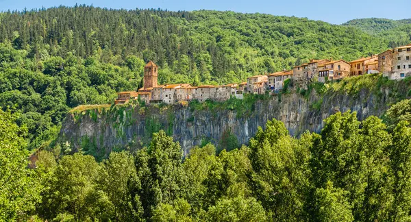 Castellfollit de la Roca, comarca de La Garrocha, Gerona, Katalonya, İspanya. Yüksek kalite fotoğraf