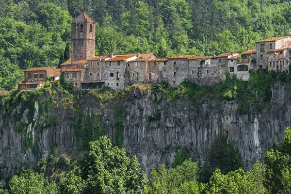 Castellfollit de la Roca, comarca de La Garrocha, Gerona, Katalonya, İspanya. Yüksek kalite fotoğraf