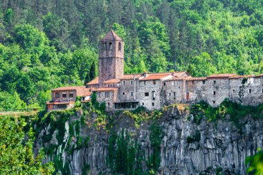 Castellfollit de la Roca, comarca de La Garrocha, Gerona, Katalonya, İspanya. Yüksek kalite fotoğraf