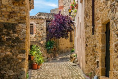 Dostlar, İspanya 'nın kuzeyindeki Katalonya' nın Costa Brava bölgesinde bulunan bir ortaçağ şehridir. Yüksek kalite fotoğraf