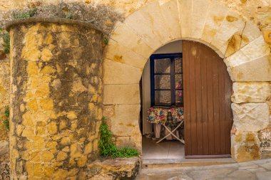 Dostlar, İspanya 'nın kuzeyindeki Katalonya' nın Costa Brava bölgesinde bulunan bir ortaçağ şehridir. Yüksek kalite fotoğraf