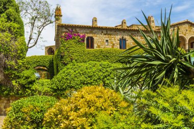 Dostlar, İspanya 'nın kuzeyindeki Katalonya' nın Costa Brava bölgesinde bulunan bir ortaçağ şehridir. Yüksek kalite fotoğraf