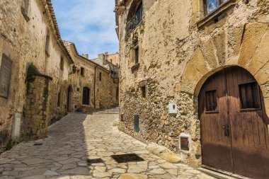Dostlar, İspanya 'nın kuzeyindeki Katalonya' nın Costa Brava bölgesinde bulunan bir ortaçağ şehridir. Yüksek kalite fotoğraf