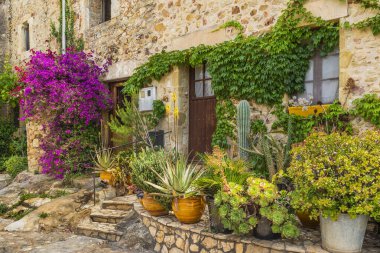 Dostlar, İspanya 'nın kuzeyindeki Katalonya' nın Costa Brava bölgesinde bulunan bir ortaçağ şehridir. Yüksek kalite fotoğraf