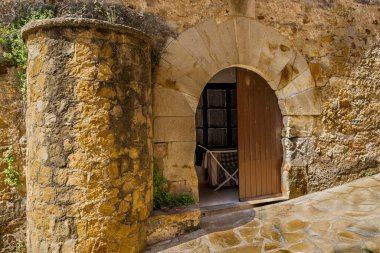 Dostlar, İspanya 'nın kuzeyindeki Katalonya' nın Costa Brava bölgesinde bulunan bir ortaçağ şehridir. Yüksek kalite fotoğraf