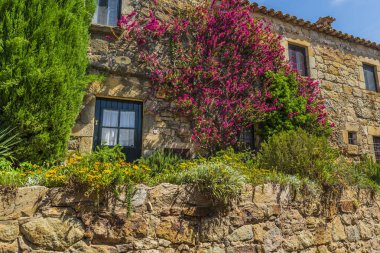 Dostlar, İspanya 'nın kuzeyindeki Katalonya' nın Costa Brava bölgesinde bulunan bir ortaçağ şehridir. Yüksek kalite fotoğraf