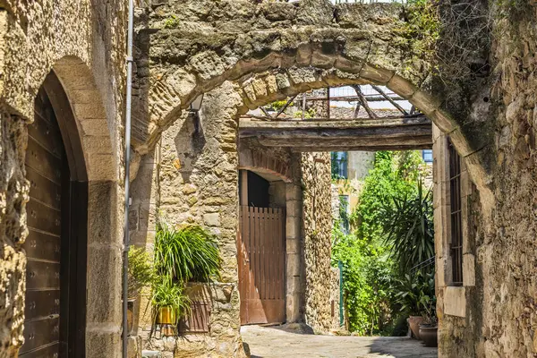 Dostlar, İspanya 'nın kuzeyindeki Katalonya' nın Costa Brava bölgesinde bulunan bir ortaçağ şehridir. Yüksek kalite fotoğraf