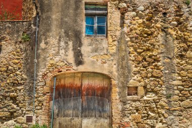 Dostlar, İspanya 'nın kuzeyindeki Katalonya' nın Costa Brava bölgesinde bulunan bir ortaçağ şehridir. Yüksek kalite fotoğraf