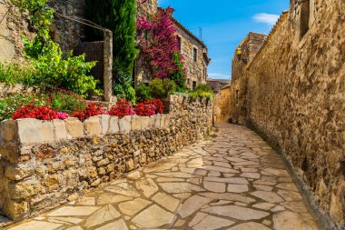 Dostlar, İspanya 'nın kuzeyindeki Katalonya' nın Costa Brava bölgesinde bulunan bir ortaçağ şehridir. Yüksek kalite fotoğraf