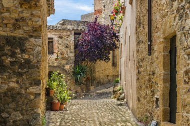 Dostlar, İspanya 'nın kuzeyindeki Katalonya' nın Costa Brava bölgesinde bulunan bir ortaçağ şehridir. Yüksek kalite fotoğraf