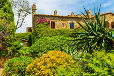 Dostlar, İspanya 'nın kuzeyindeki Katalonya' nın Costa Brava bölgesinde bulunan bir ortaçağ şehridir. Yüksek kalite fotoğraf