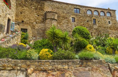 Dostlar, İspanya 'nın kuzeyindeki Katalonya' nın Costa Brava bölgesinde bulunan bir ortaçağ şehridir. Yüksek kalite fotoğraf