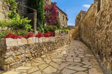 Dostlar, İspanya 'nın kuzeyindeki Katalonya' nın Costa Brava bölgesinde bulunan bir ortaçağ şehridir. Yüksek kalite fotoğraf