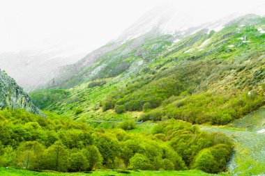 Kasım başında Pireneler 'i Portalet Geçidi' nden geçmek. Yüksek kalite fotoğraf