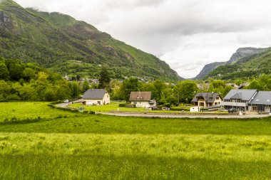 Fransız kırsalları ve Fransız Pirenesi yakınlarındaki kasabalar. Yüksek kalite fotoğraf