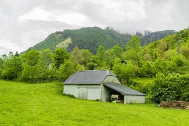 Fransız kırsalları ve Fransız Pirenesi yakınlarındaki kasabalar. Yüksek kalite fotoğraf
