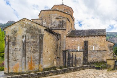 Ordesa Ulusal Parkı 'ndan Torla' ya, Torla 'dan çevreye ve daha fazla Pirene köyü mimarisi. Romanesk Kilisesi. Yüksek kalite fotoğraf