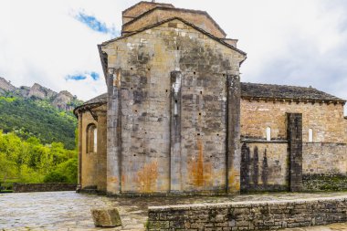 Ordesa Ulusal Parkı 'ndan Torla' ya, Torla 'dan çevreye ve daha fazla Pirene köyü mimarisi. Romanesk Kilisesi. Yüksek kalite fotoğraf
