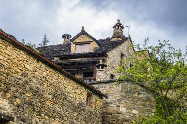 Ordesa Ulusal Parkı 'ndan Torla' ya, Torla 'dan çevreye ve daha fazla Pirene köyü mimarisi. Romanesk Kilisesi. Yüksek kalite fotoğraf