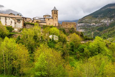 Ordesa Ulusal Parkı 'ndan Torla' ya, Torla 'dan çevreye ve daha fazla Pirene köyü mimarisi. Romanesk Kilisesi. Yüksek kalite fotoğraf