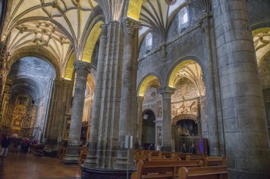 Ordesa Ulusal Parkı 'ndan Torla' ya, Torla 'dan çevreye ve daha fazla Pirene köyü mimarisi. Romanesk Kilisesi. Yüksek kalite fotoğraf
