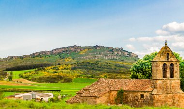 Tarlalar, kasabalar, köyler ve Pireneler 'in nehirleri. Yüksek kalite fotoğraf