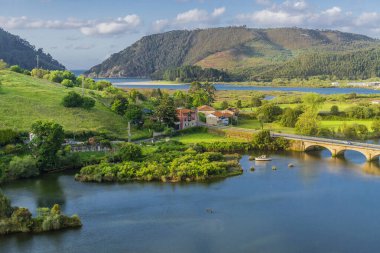 Tarlalar, kasabalar, köyler ve Pireneler 'in nehirleri. Yüksek kalite fotoğraf