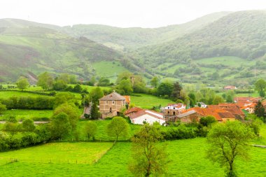 Tarlalar, kasabalar, köyler ve Pireneler 'in nehirleri. Yüksek kalite fotoğraf