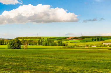 Tarlalar, kasabalar, köyler ve Pireneler 'in nehirleri. Yüksek kalite fotoğraf