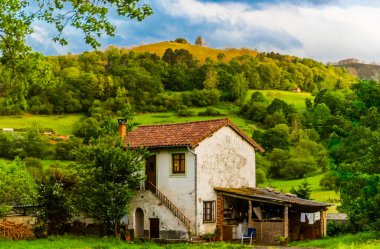 Tarlalar, kasabalar, köyler ve Pireneler 'in nehirleri. Yüksek kalite fotoğraf