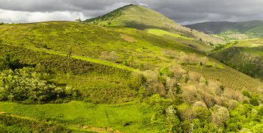 Tarlalar, kasabalar, köyler ve Pireneler 'in nehirleri. Yüksek kalite fotoğraf