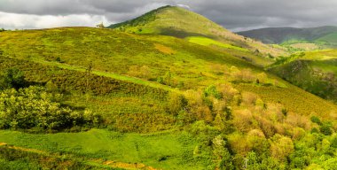 Tarlalar, kasabalar, köyler ve Pireneler 'in nehirleri. Yüksek kalite fotoğraf