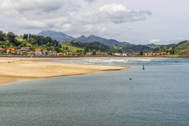 Güzel şehir Ribadesella, Asturias, İspanya. Cantabrian Denizi. Yüksek kalite fotoğraf