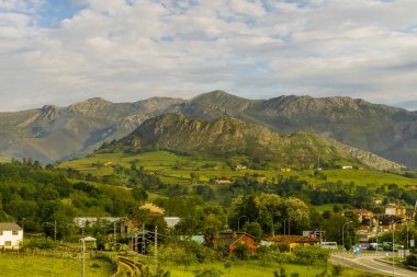 Asturias, Covadonga ve göllerine giden yeşil bir cennet. Yüksek kalite fotoğraf