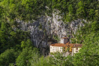 Covadonga, Asturias Prensliği 'ne bağlı Cangas de Onis belediyesinde bir cemaat. Yüksek kalite fotoğraf