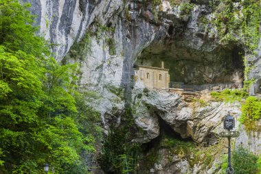 Covadonga, Asturias Prensliği 'ne bağlı Cangas de Onis belediyesinde bir cemaat. Yüksek kalite fotoğraf