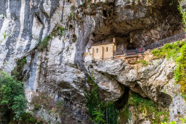 Covadonga, Asturias Prensliği 'ne bağlı Cangas de Onis belediyesinde bir cemaat. Yüksek kalite fotoğraf