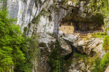 Covadonga, Asturias Prensliği 'ne bağlı Cangas de Onis belediyesinde bir cemaat. Yüksek kalite fotoğraf