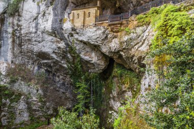 Covadonga, Asturias Prensliği 'ne bağlı Cangas de Onis belediyesinde bir cemaat. Yüksek kalite fotoğraf