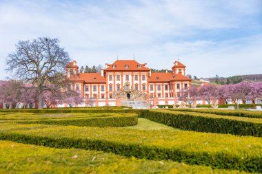 Baharda Prag 'daki Kızıl Şato Troy' da yeşil labirentli. Yüksek kalite fotoğraf