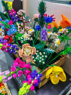Prag, Çek Cumhuriyeti - 22 Nisan 2024: Büyük buket Lego inşaatçısı çok renkli plastik çiçekler tahta bir kutuda Botanik Koleksiyonu. Bir kadın ya da kız için mükemmel bir hediye. Yüksek kalite fotoğraf