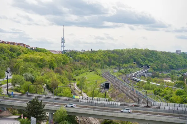 Baharda Prag TV kulesinin panoramik görüntüsü. Yükseltilmiş yol ve demiryolu. Yüksek kalite fotoğraf