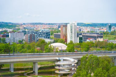 Modern Prag 'ın panoramik manzarası. Sarmal tırmanış yolu, yüksek yol. Plynojemem kapsülü. Karlin manzaralı. Yüksek kalite fotoğraf